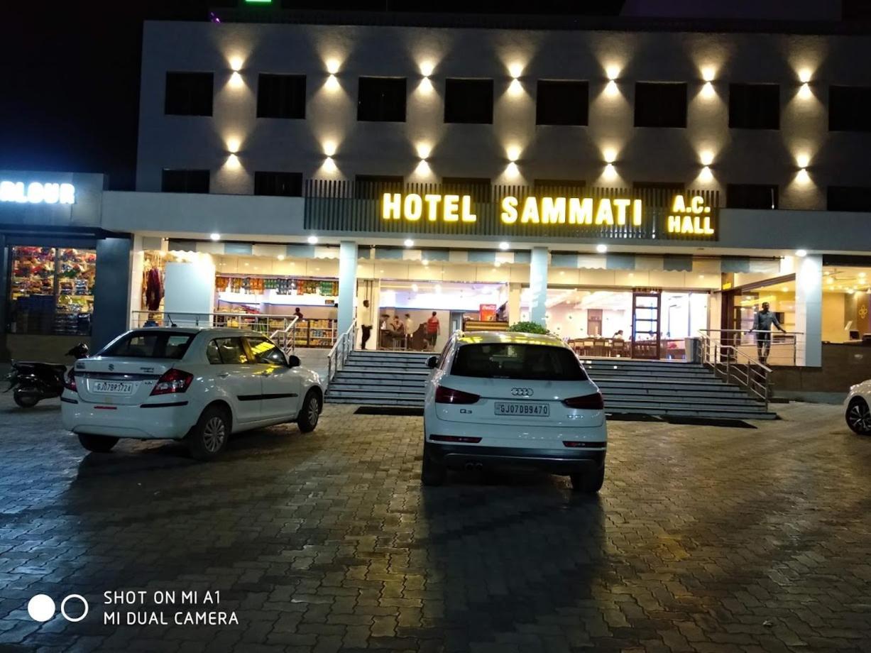 Hotel Sammati Kheda Bagian luar foto