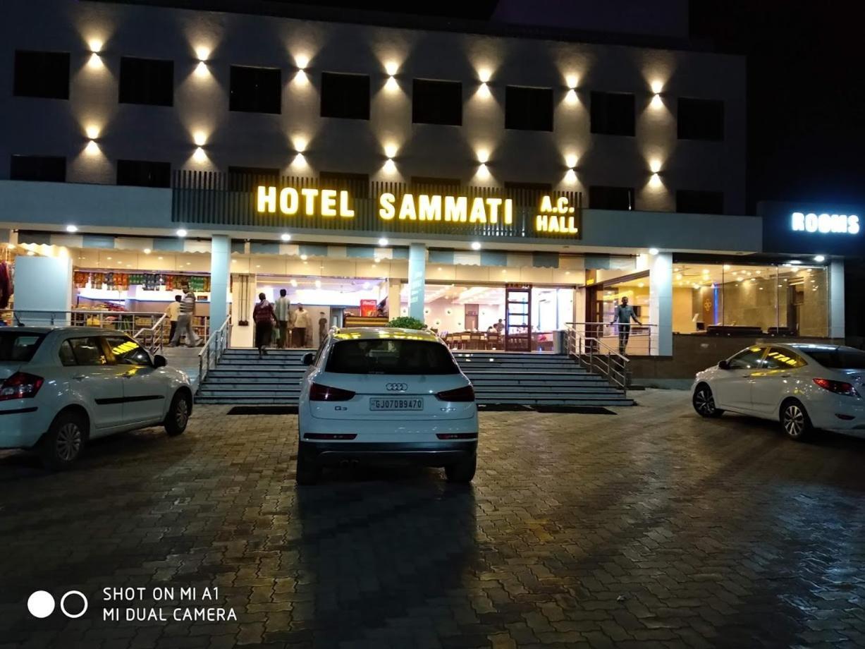 Hotel Sammati Kheda Bagian luar foto